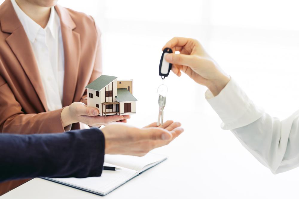 What is a brokerage fee for buying and selling real estate What is a brokerage fee for buying and selling real estate